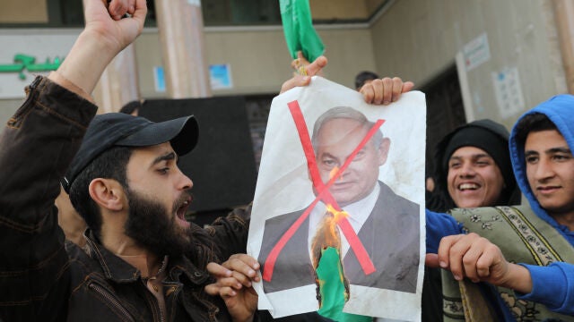 0Palestinos participan en una protesta en solidaridad con la mezquita de Al Aqsa, en Rafah, el viernes