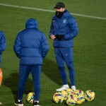 El Cholo Simeone charla con su cuerpo técnico en un entrenamiento previo al Atlético - Barcelona