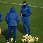 El Cholo Simeone charla con su cuerpo técnico en un entrenamiento previo al Atlético - Barcelona