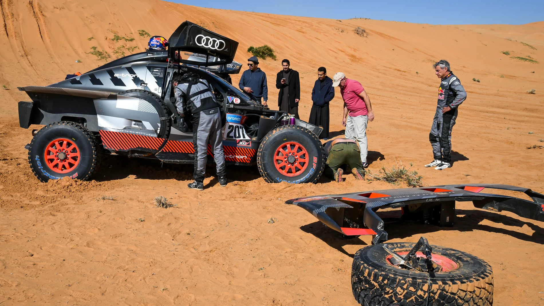 Carlos Sainz y Lucas Cruz tratan de reparar su Audi RS Q e-tron E2 durante la sexta etapa del Dakar 2023