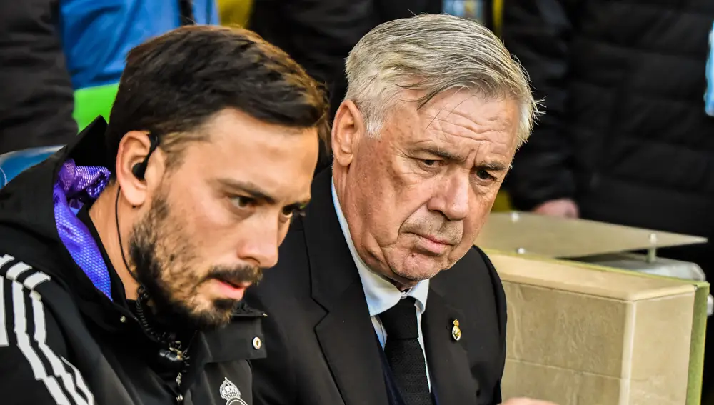 Carlo Ancelotti y su hijo, Davide, en el banquillo de La Cerámica en el Villarreal-Real Madrid