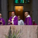 El Arzobispo de Barcelona, Cardenal Juan José Omella (c), oficia la Misa Funeral por el Papa emérito Benedicto XVI en la Basílica de la Sagrada Familia, en Barcelona