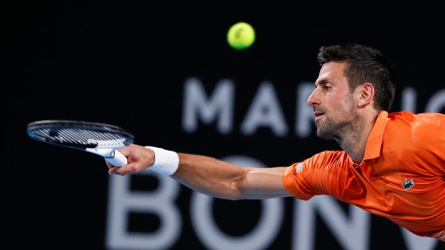 Djokovic devuelve una bola en carrera en la semifinal de Adelaida ante Medvedev