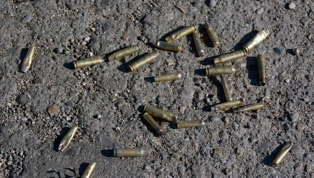 Fotografía donde se observan casquillos de bala hoy, tras los enfrentamientos de fuerzas federales con grupos armados el jueves, en la ciudad de Culiacán, estado de Sinaloa