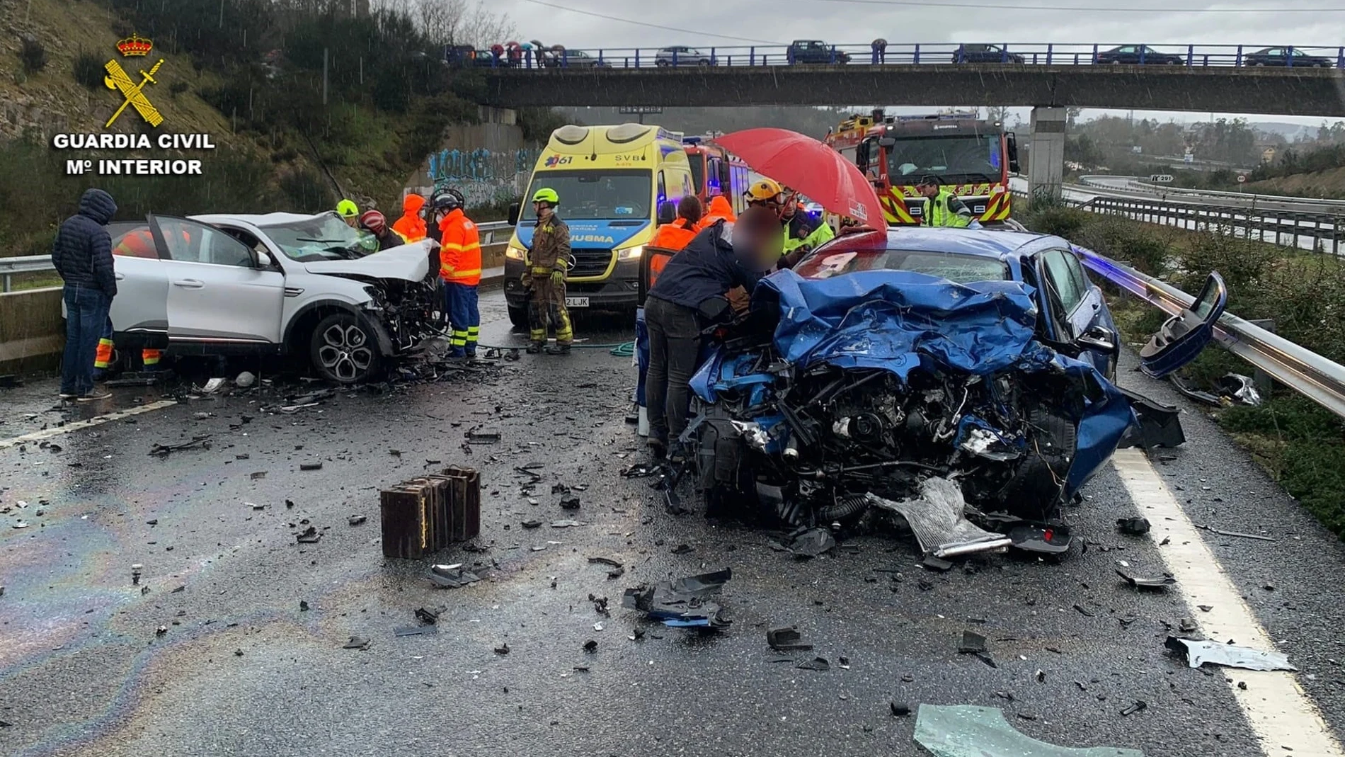 Aparatoso accidente con un hombre fallecido en la A-52 a su paso por Salvaterra de Miño (Pontevedra).