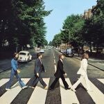 La icónica portada del álbum «Abbey Road», con una fotografía tomada junto a los estudios, fue diseñada por John Kosh, director creativo de Apple Records