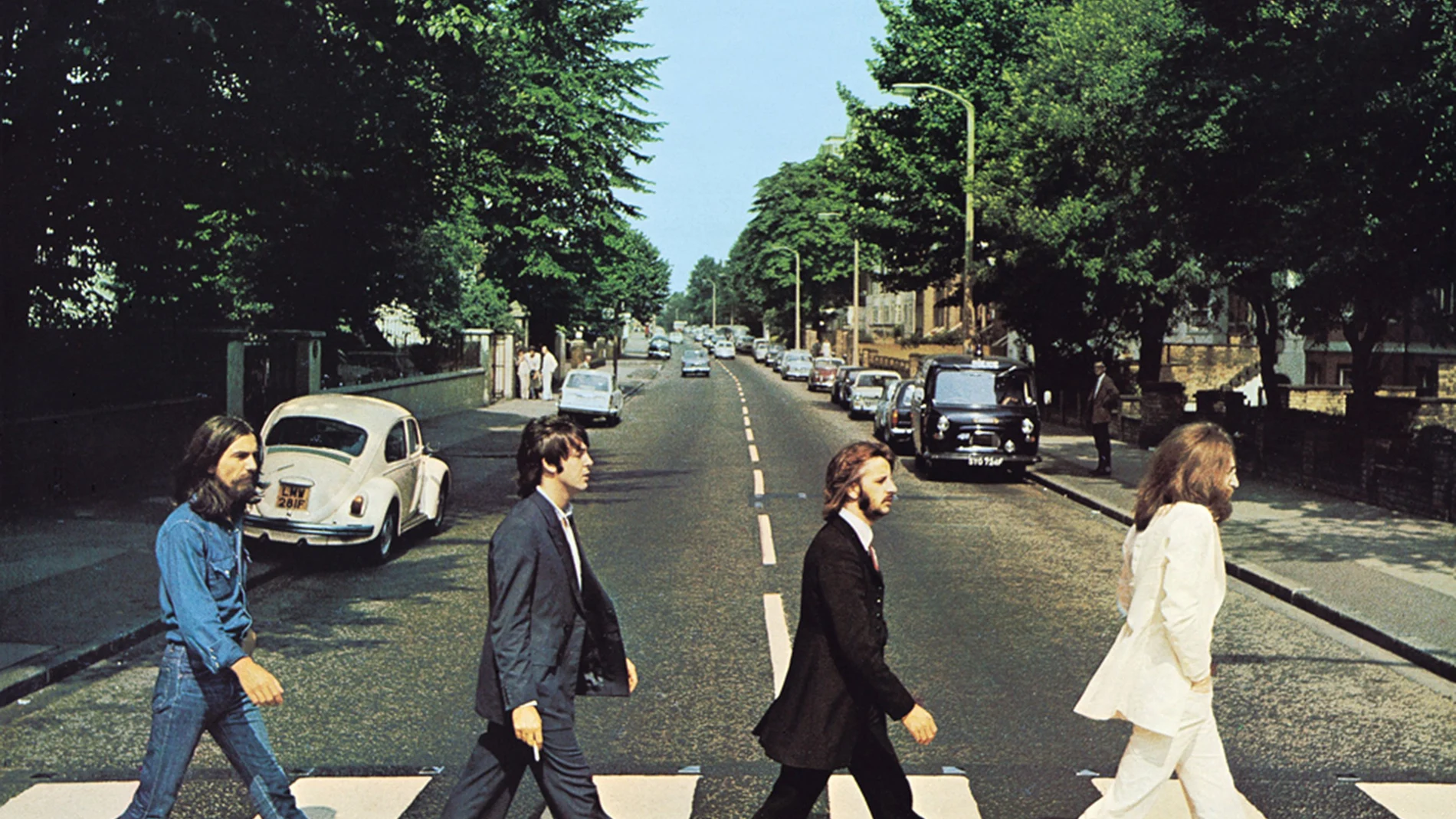 La icónica portada del álbum «Abbey Road», con una fotografía tomada junto a los estudios, fue diseñada por John Kosh, director creativo de Apple Records