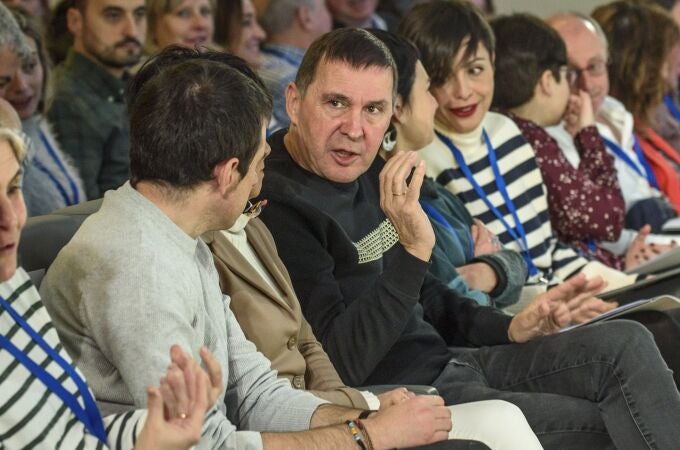 El coordinador general de EH Bildu, Arnaldo Otegi (c), asiste a la Asamblea General ordinaria del partido celebrada este sábado en Bilbao.
