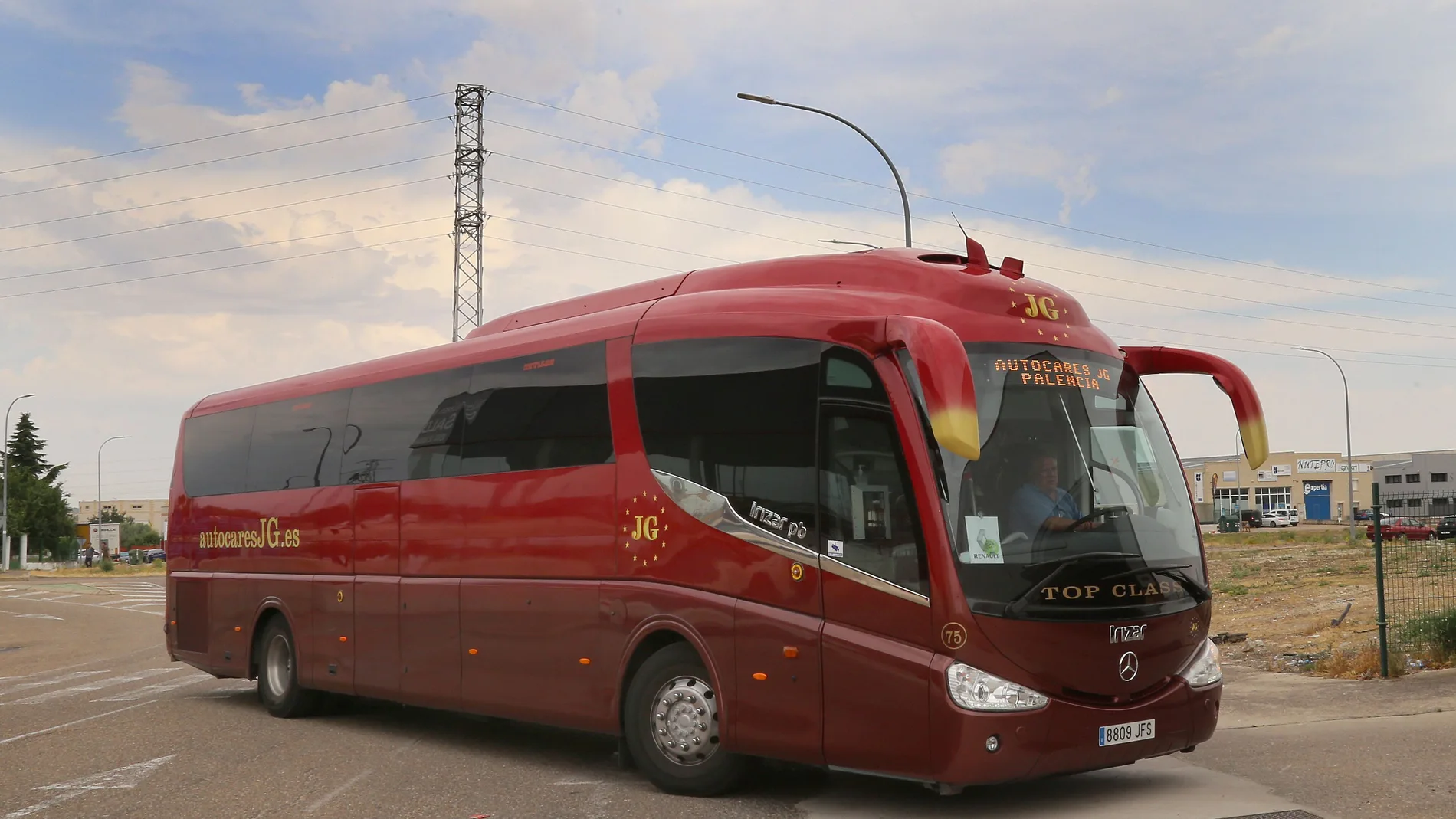 Un autocar vuelve de realizar un servicio de transporte en Palencia