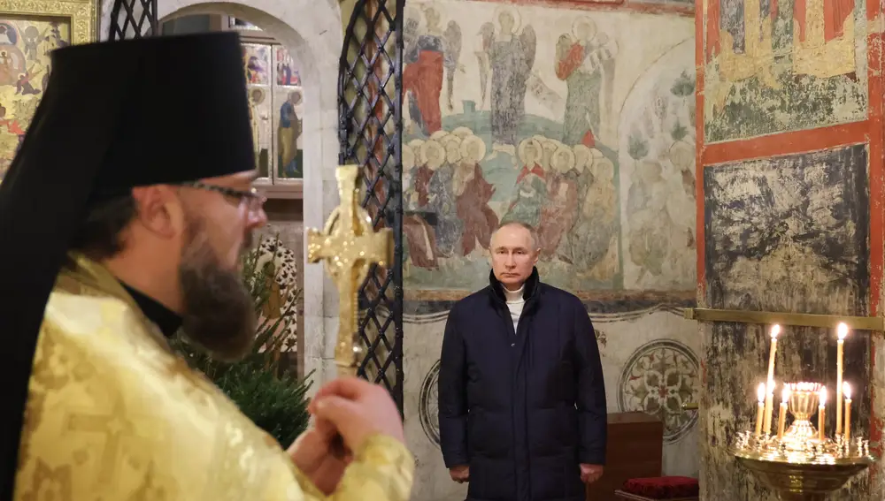 El presidente ruso Vladimir Putin (R) asiste a un servicio de Navidad en la Catedral de la Anunciación en el Kremlin en Moscú