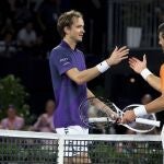 Medvedev y Djokovic se saludan después de la semifinal de Adelaida