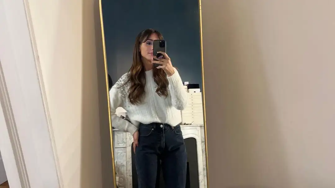 Rocío Osorno con jersey blanco con detalles de pedrería, de Asos