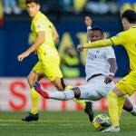Alaba lucha por el balón con el centrocampista del Villarreal Alex Baena