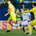 Alaba lucha por el balón con el centrocampista del Villarreal Alex Baena