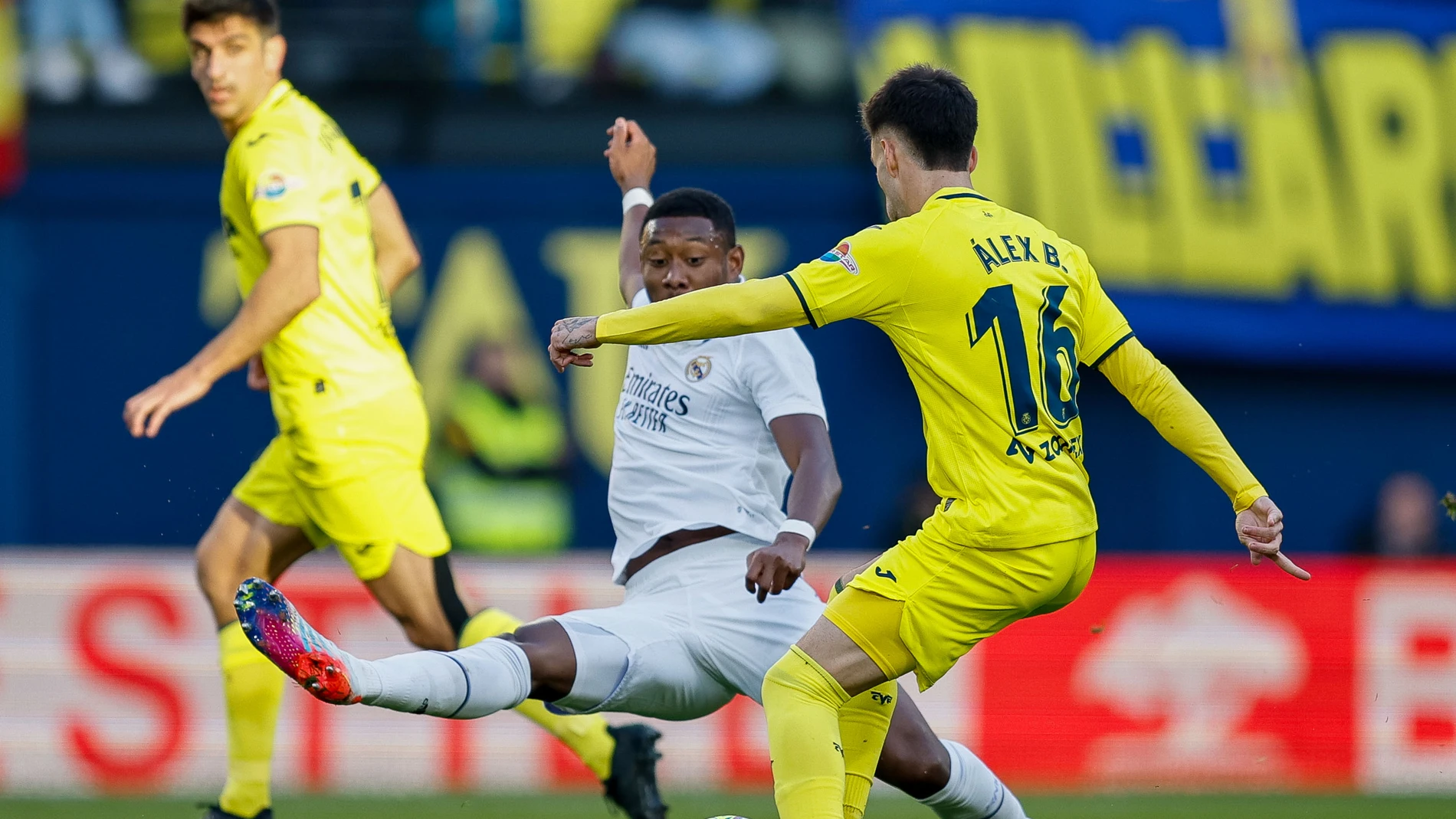 Alaba lucha por el balón con el centrocampista del Villarreal Alex Baena