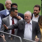 El presidente de Brasil, Lula da Silva, sale del estadio Vila Belmiro en Santos después de asistir al funeral de la leyenda del fútbol brasileño Pelé