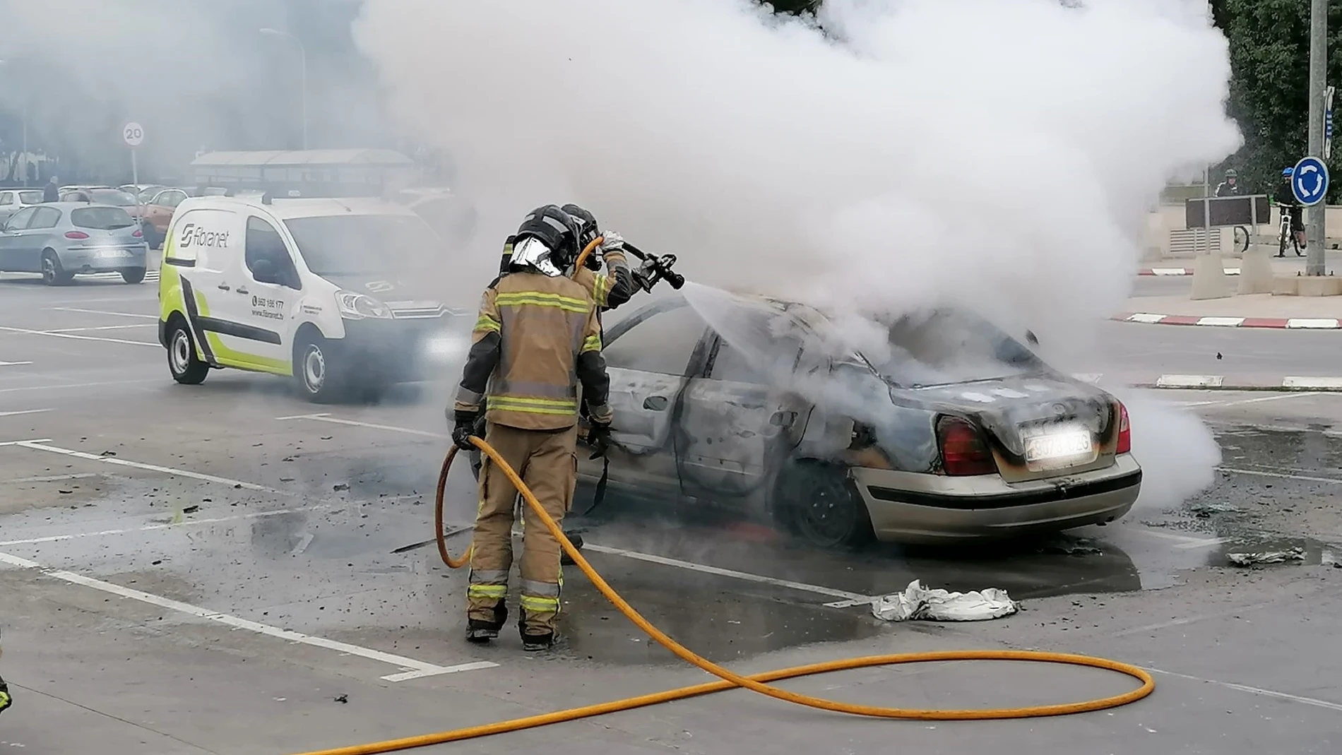 Arde un vehículo estacionado en el aparcamiento exterior de un centro comercial de Murcia