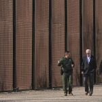 El presidente Joe Biden camina con agentes de la Patrulla Fronteriza de EE.UU. a lo largo de un tramo de la frontera entre EE UU y México en El Paso, Texas