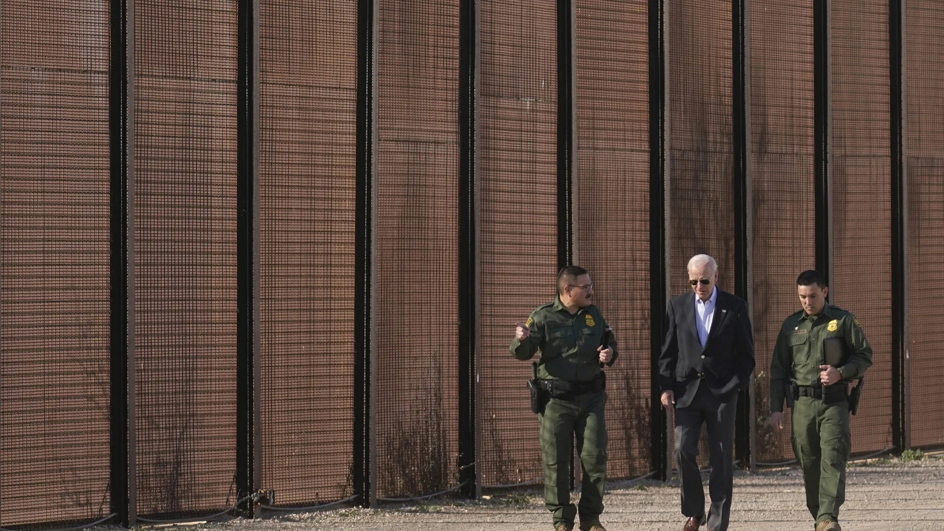 El presidente Joe Biden camina con agentes de la Patrulla Fronteriza de EE.UU. a lo largo de un tramo de la frontera entre EE UU y México en El Paso, Texas