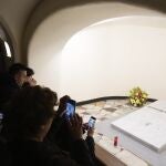 Visitantes ante la tumba de Benedicto XVI