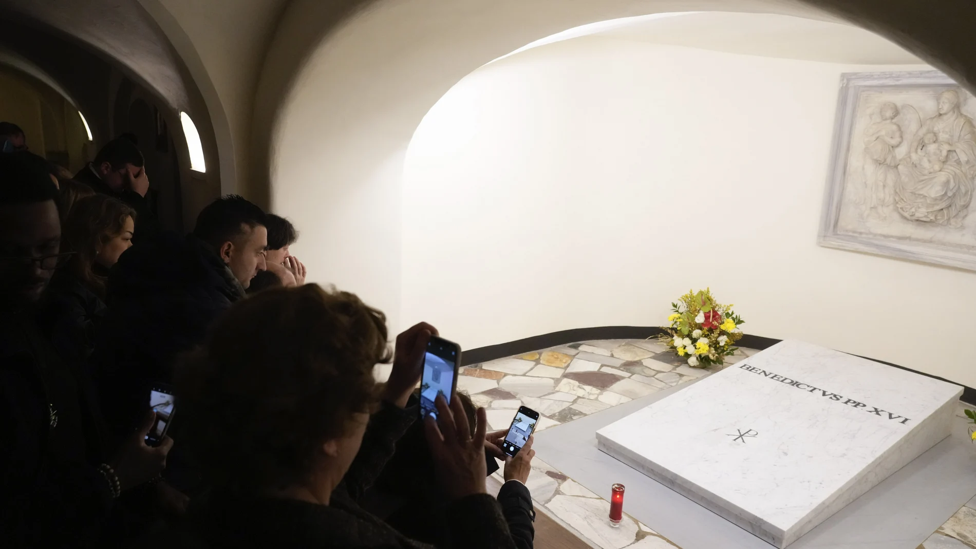 Visitantes ante la tumba de Benedicto XVI