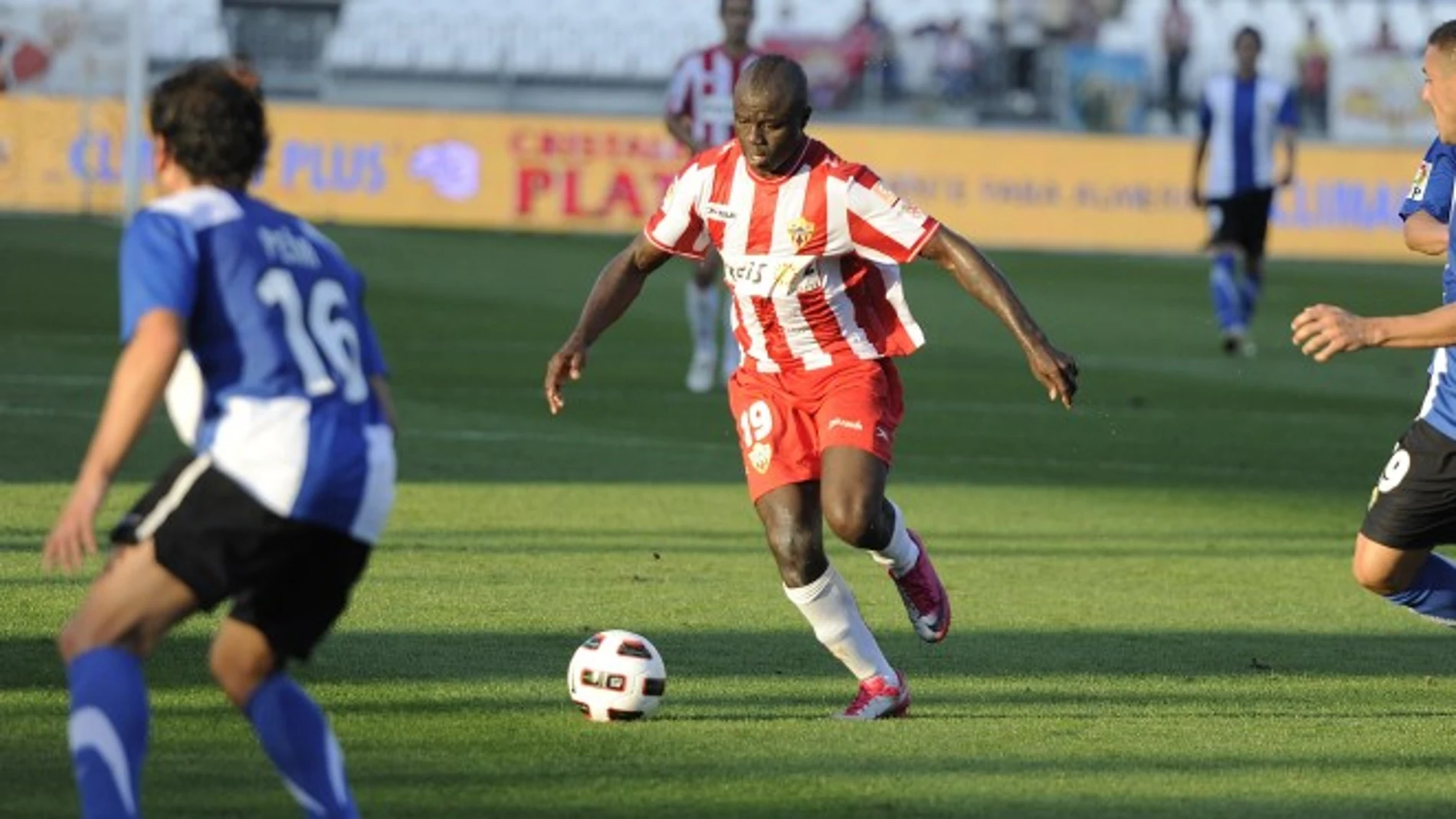 M'Bami, con la camiseta del Almería