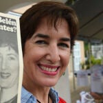 Miriam Montes, prima de la puertorriqueña Ana Belén Montes, muestra una imagen de su familiar, liberada tras 20 años en prisión en Estados Unidos después de ser condenada por espiar para Cuba