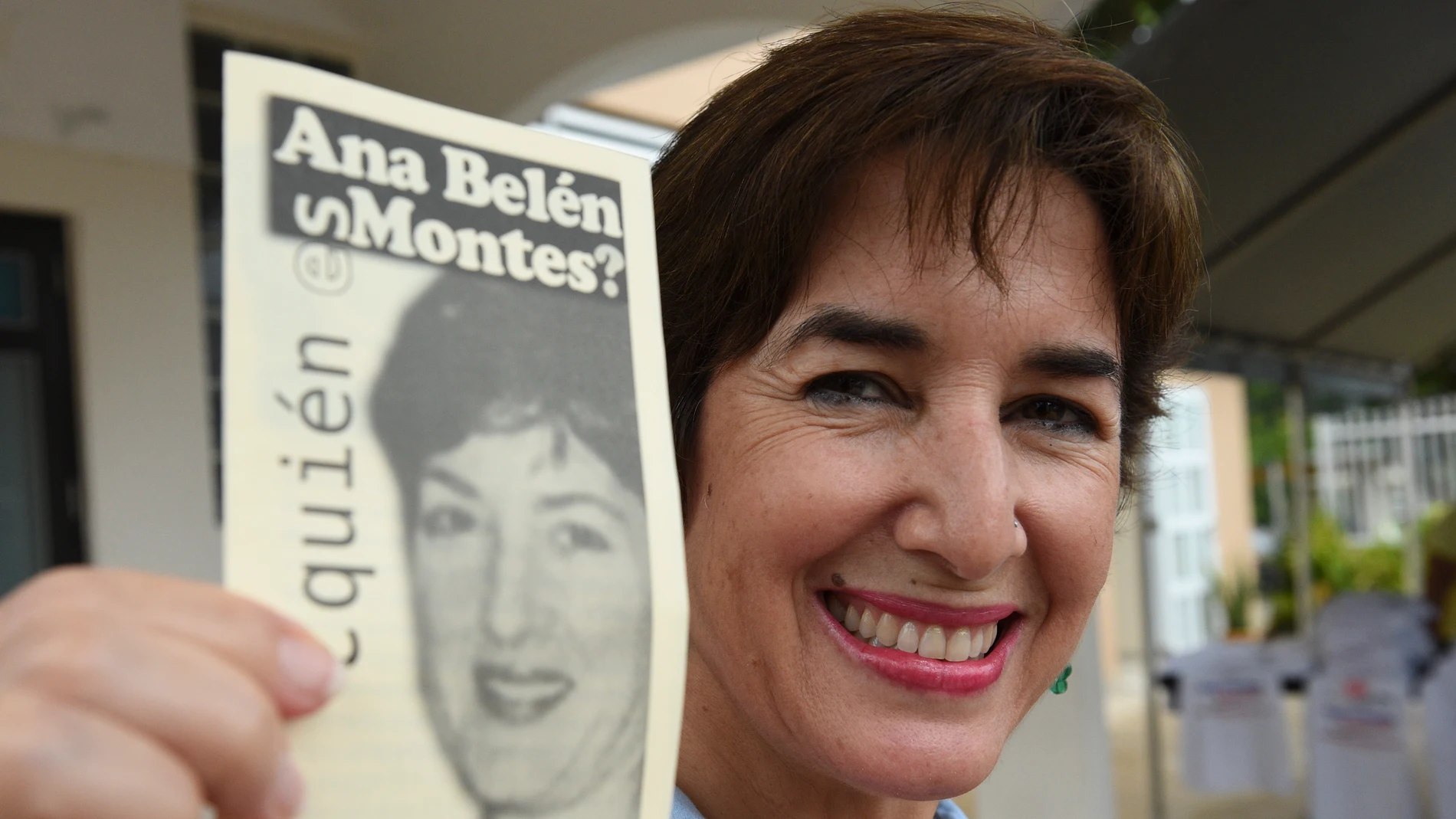 Miriam Montes, prima de la puertorriqueña Ana Belén Montes, muestra una imagen de su familiar, liberada tras 20 años en prisión en Estados Unidos después de ser condenada por espiar para Cuba