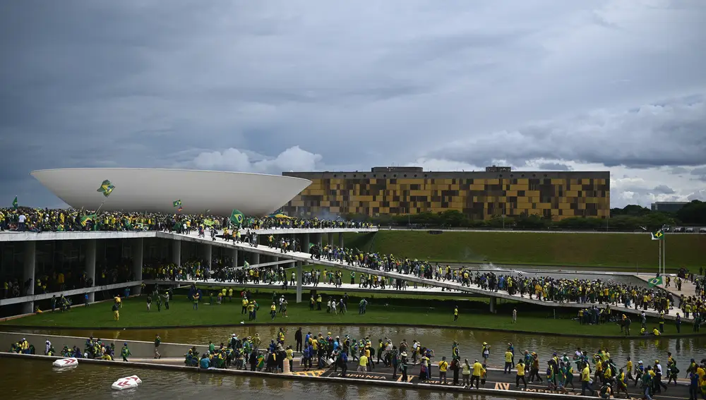 Una imagen panorámica del intento &quot;golpista&quot; que se está viviendo este domingo en Brasilia, capital de Brasil. EFE/ Andre Borges