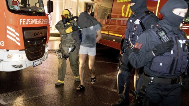 Un hombre es detenido por un comando de operaciones especiales en Castrop-Rauxel, el domingo. En Castrop-Rauxel, la Policía y los bomberos llevaron a cabo una operación a gran escala el sábado por la noche