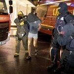 Un hombre es detenido por un comando de operaciones especiales en Castrop-Rauxel, el domingo. En Castrop-Rauxel, la Policía y los bomberos llevaron a cabo una operación a gran escala el sábado por la noche