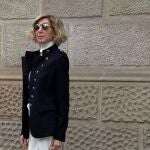Las mujeres de 50 años confían en las zapatillas para sus looks de vuelta a la oficina