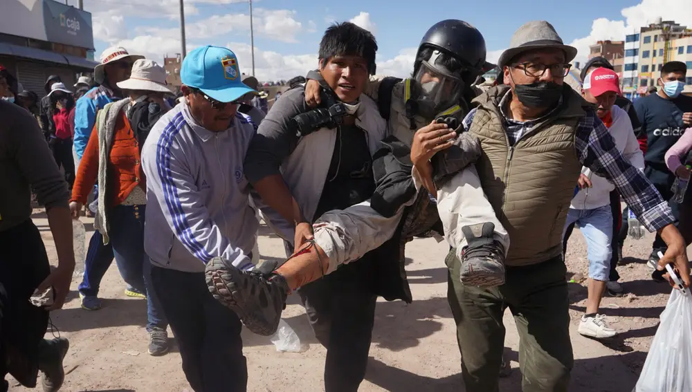 El fotógrafo de la Agencia EFE Aldair Mejía recibe el impacto de un proyectil lanzado por la policía durante los enfrentamientos entre manifestantes y la policía, en Juliaca (Perú)