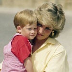Harry de Inglaterra, en brazos de su madre, Diana de Gales