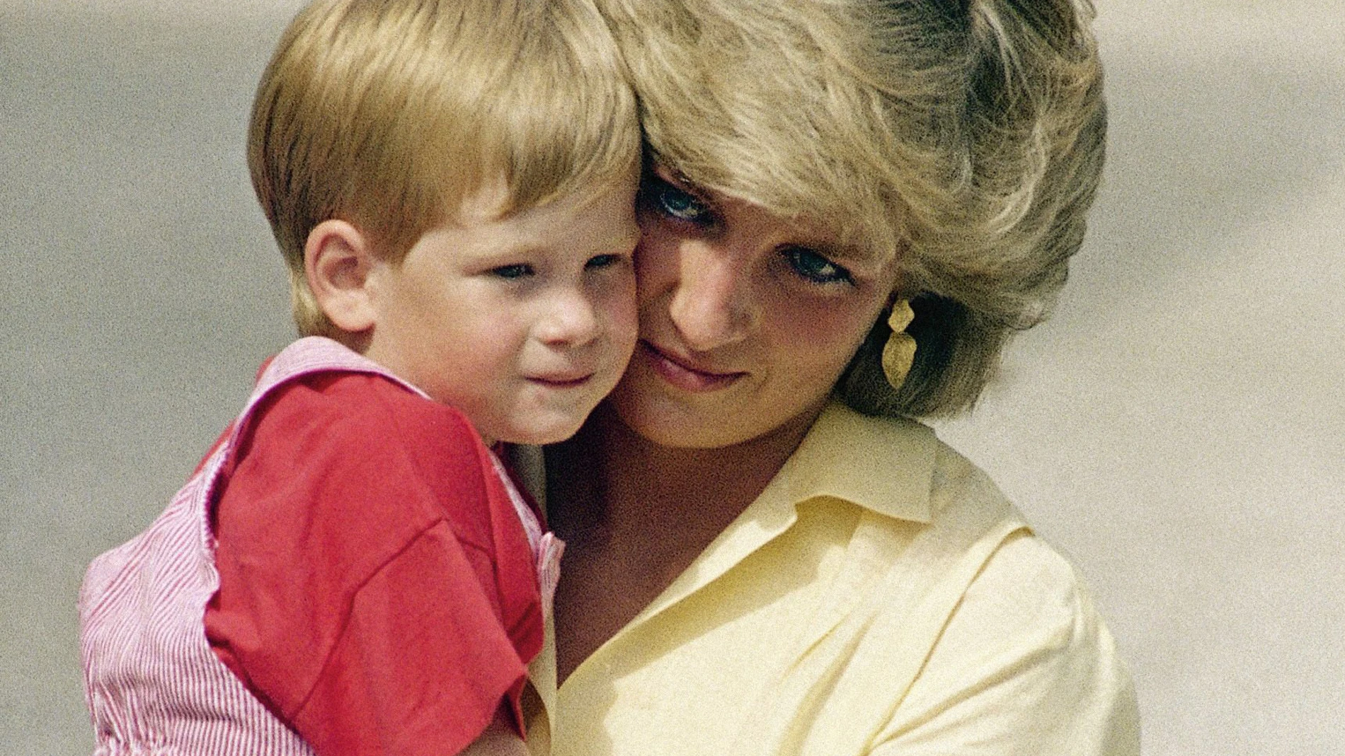 Harry de Inglaterra, en brazos de su madre, Diana de Gales
