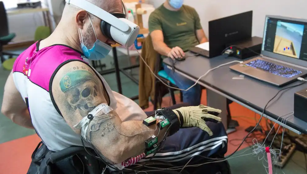El Hospital de Parapléjicos y la UCLM trabajan en una terapia virtual inmersiva para ayudar a rehabilitar los miembros superiores