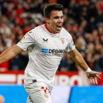 Marcos Acuña con el Sevilla. EFE/ Julio Muñoz