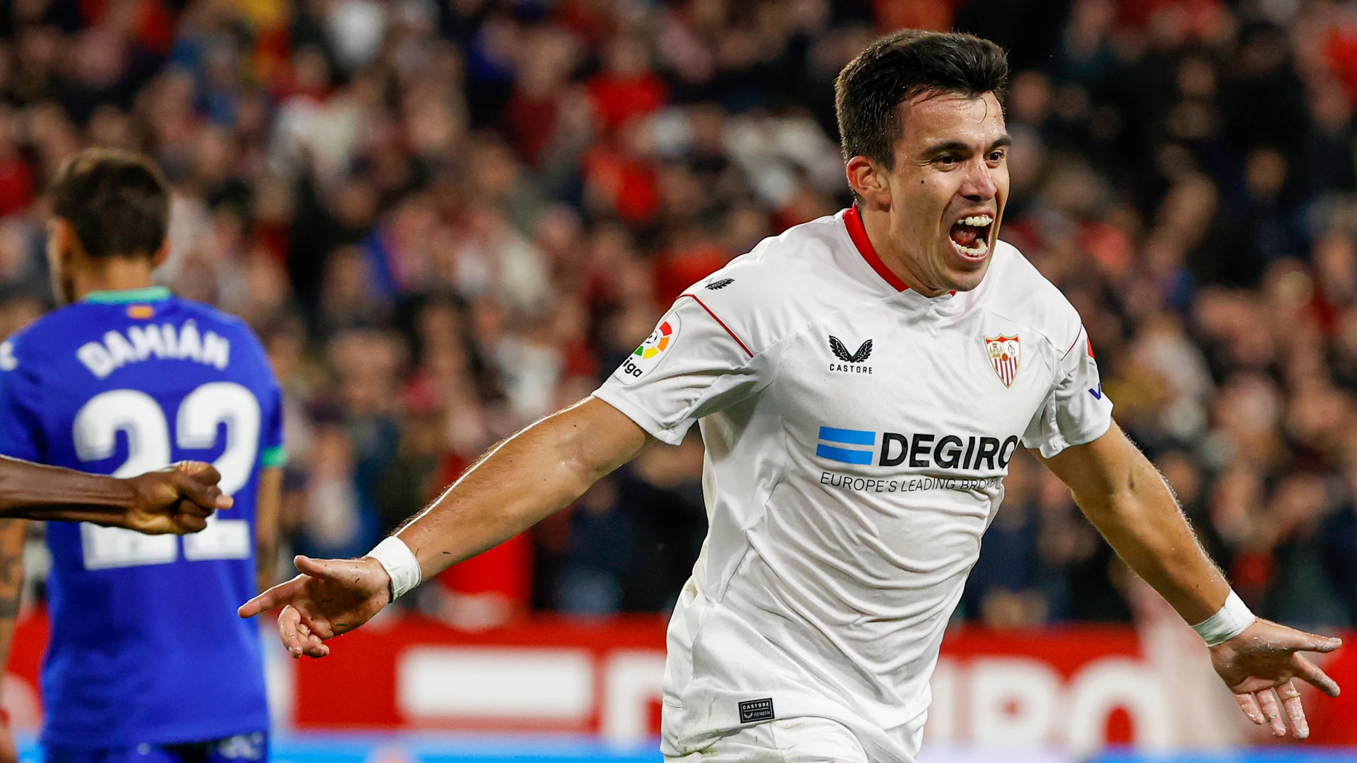 Marcos Acuña con el Sevilla. EFE/ Julio Muñoz