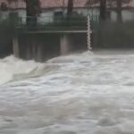 Pasadas las cinco de la tarde, el río Revinuesa cuenta con un nivel de casi un metro de agua y un caudal de 38,41 metros cúbicos por segundo a su paso por el municipio soriano de Vinuesa.
