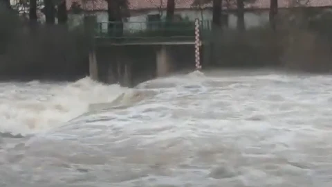 Pasadas las cinco de la tarde, el río Revinuesa cuenta con un nivel de casi un metro de agua y un caudal de 38,41 metros cúbicos por segundo a su paso por el municipio soriano de Vinuesa.