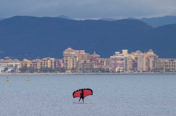 Una persona practica deporte en la playa de la Malvarrosa de Valencia