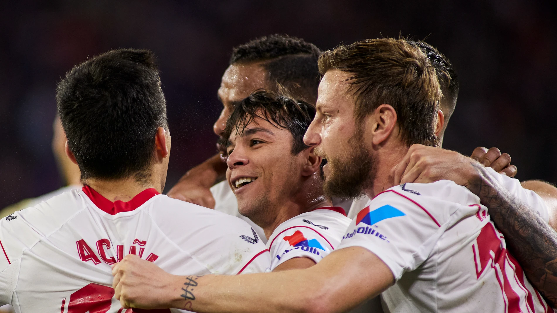 Marcos Acuña celebra su gol al Getafe con sus compañeros