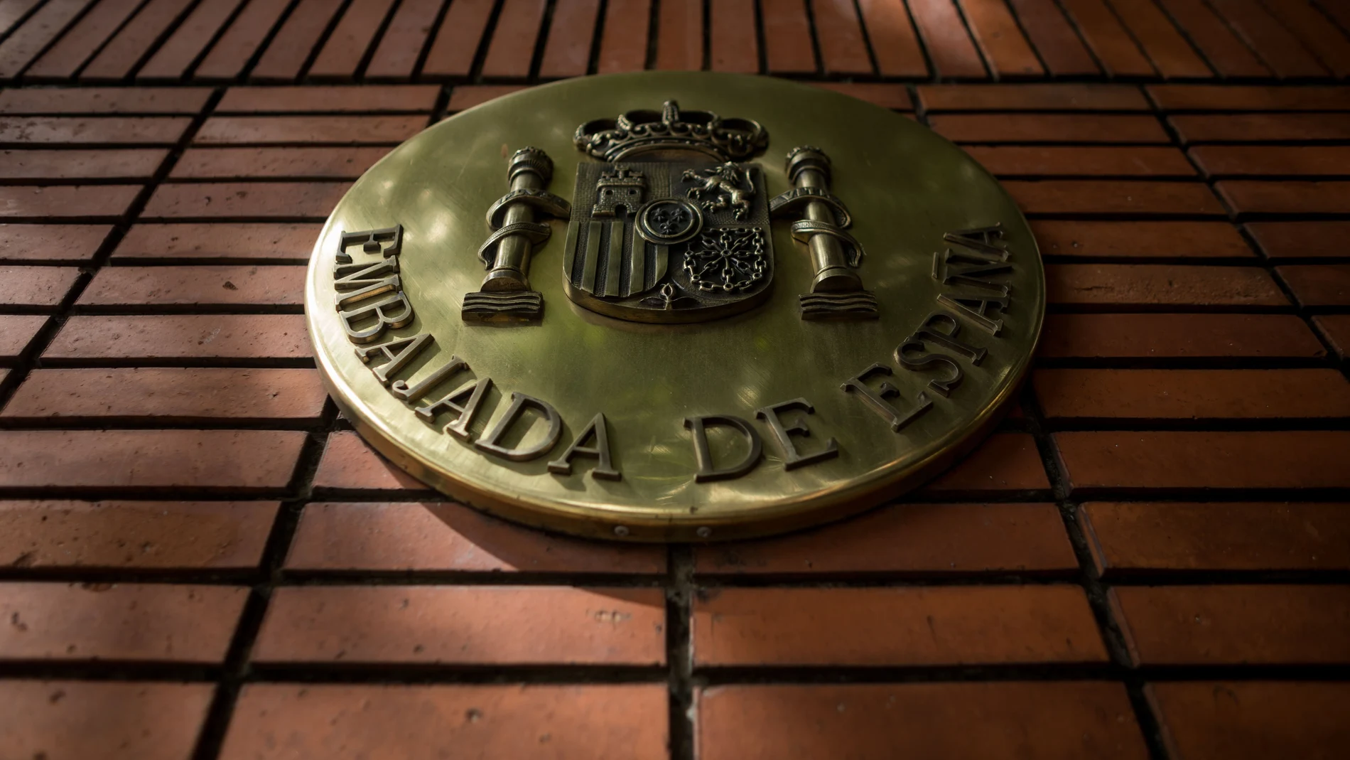 Escudo en el exterior de la Embajada de España en Caracas (Venezuela)