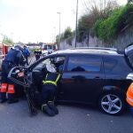 Bomberos de Gijón excarcelan a la conductora de un vehículo que quedó atrapada tras sufrir un accidente en el acceso a la ronda del Llano