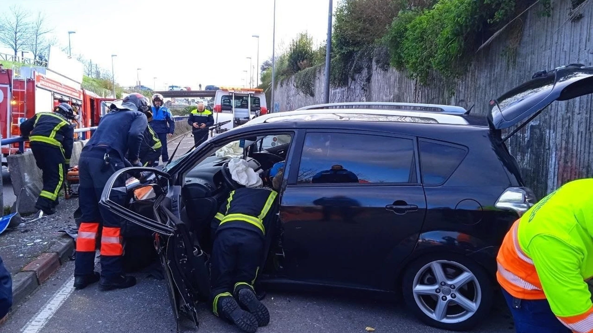 Bomberos de Gijón excarcelan a la conductora de un vehículo que quedó atrapada tras sufrir un accidente en el acceso a la ronda del Llano