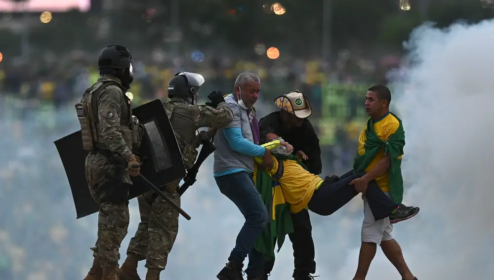 Policías enfrentan a seguidores del expresidente brasileño Jair Bolsonaro que invadieron el Palacio de Planalto, sede del Ejecutivo, y la Corte Suprema | Fuente: EFE/ Andre Borges