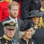 Los duques de Sussex y el rey Carlos III, junto a la reina consorte, en el funeral de Isabel II