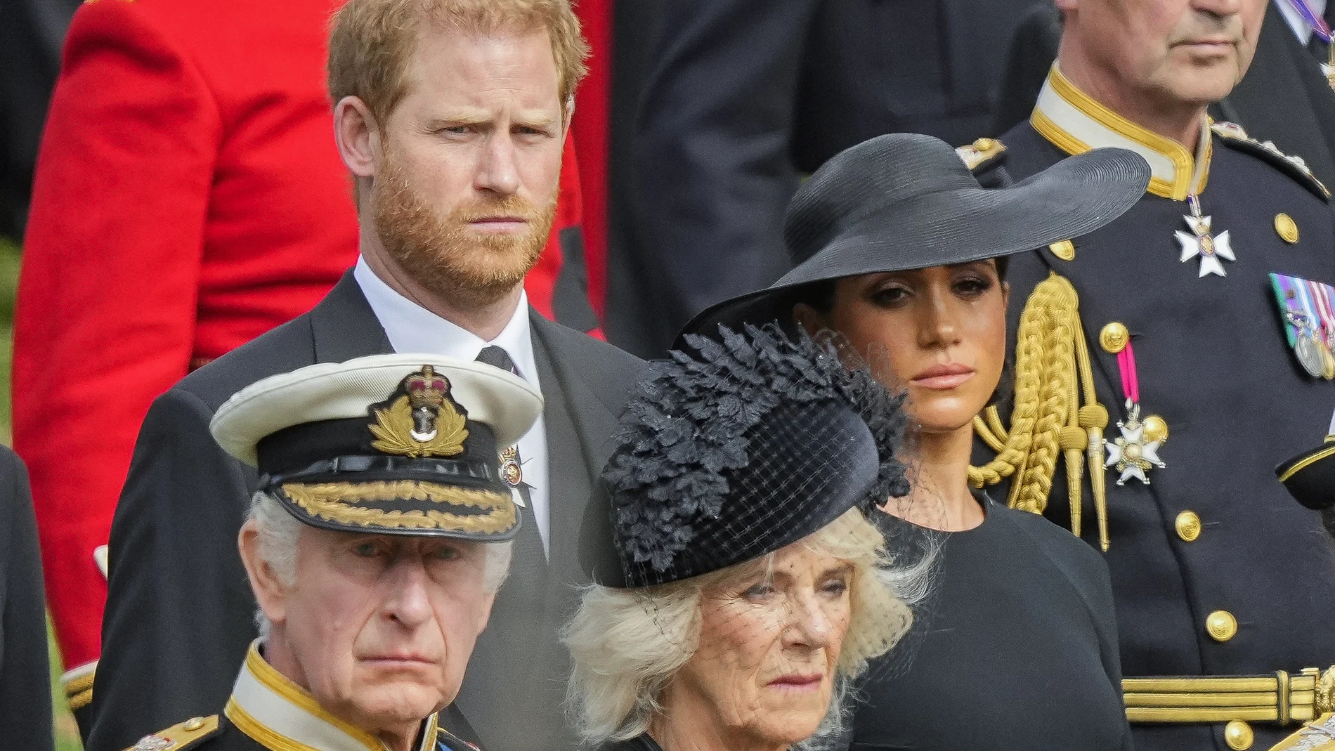 Los duques de Sussex y el rey Carlos III, junto a la reina consorte, en el funeral de Isabel II