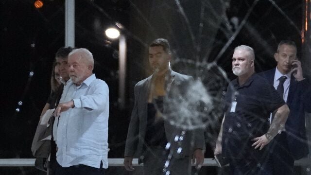 El presidente de Brasil, Lula da Silva, inspecciona los daños provocados por los asaltantes bolsonaristas en el Palacio de Planalto