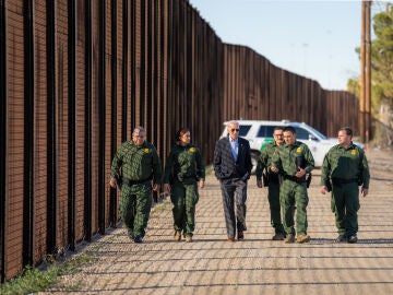 Biden con agentes de Aduanas y Protección Fronteriza junto al muro que divide a EE.UU. de México